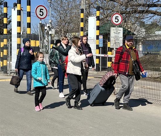 Refugees enter Romania